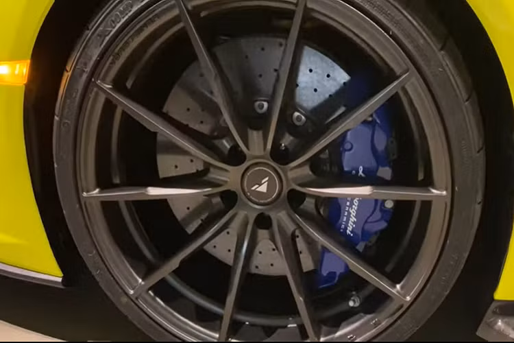 Đồng thời nó cũng được bọc hoàn toàn trong màu vàng neon 3M, có trang bị một bộ siêu nạp VF và một hệ thống ống xả tạo âm thanh cực đã từ Fi với đầu ống bằng carbon.