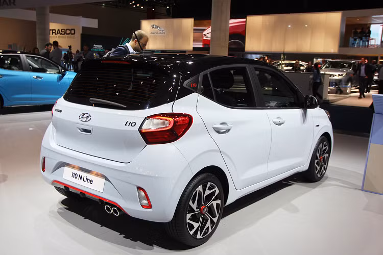 Tại Việt Nam, giá xe Hyundai Grand i10 mới nhất dao động từ 315 - 415 triệu đồng cho cả 2 biến thể sedan và hatchback. Mẫu xe hạng A đắt khách nhất thị trường Việt đang phân phối thế hệ cũ do Thành Công Motor sản xuất và lắp ráp trong nước từ năm 2017. Hiện TC Motor chưa tiết lộ bất kỳ kế hoạch nào liên quan đến việc tung thế hệ mới của Hyundai Grand i10 tai nước ta. Do đó, khách hàng vẫn tiếp tục phải chờ đợi.