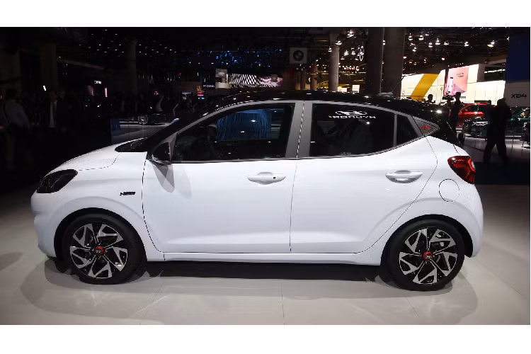 Xe hatchback hiệu suất cao Hyundai i10 N Line 2020 được tích hợp gói an toàn tiêu chuẩn SmartSense gồm: hệ thống hỗ trợ giữ làn, cảnh báo lái xe tập trung, cảnh báo va chạm trước với tính năng phanh khẩn cấp tự động và hỗ trợ High Beam Assist. Giá xe Hyundai i10 N Line 2020 từ 16.195 bảng Anh (khoảng 473 triệu đồng) tại Anh quốc, cạnh tranh trực tiếp với Volkswagen up! R-Line và Kia Morning GT-Line. Thời gian mở bán sẽ bắt đầu từ ngày 30/7 tới đây.