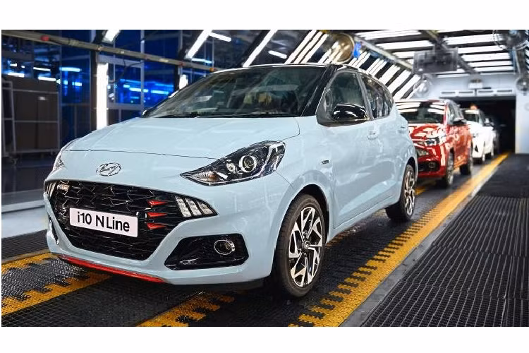 Trang bị tiện ích tiêu chuẩn có thể kể đến như: vô-lăng đa chức năng, nhận diện giọng nói, Bluetooth, màn hình giải trí 8 inch hỗ trợ kết nối Apple CarPlay và Android Auto. Nếu muốn trải nghiệm gói tùy chọn Tech Pack gồm định vị vệ tinh, sạc không dây và dịch vụ viễn tin Bluelink thì khách hàng cần chi thêm 1.000 bảng Anh (khoảng 30 triệu đồng).