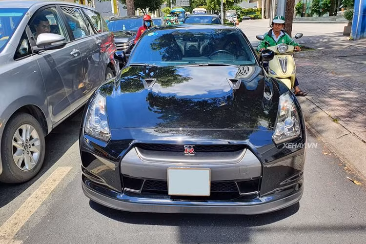 Chiếc Nissan GT-R hàng hiếm trong bài viết là chiếc GT-R duy nhất tại Việt Nam có màu sơn đen bóng. Chiếc xe này được đưa về nước hồi năm 2015 và định cư suốt một thời gian dài tại TP.Đà Nẵng.