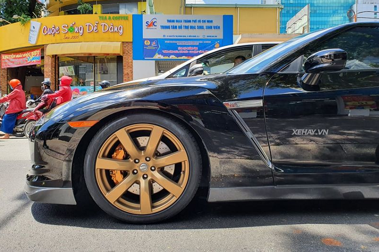 Đối với chiếc GT-R này được chủ nhân trang bị bộ mâm đa chấu với điểm nhấn sơn vàng đồng khá đặc biệt. Bên cạnh đó, phần nắp cốp sau cũng được gắn thêm một cánh gió cố định cỡ lớn nhằm gia tăng yếu tố khí động học cho đuôi xe.