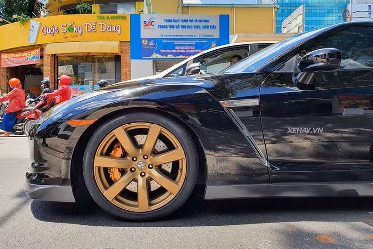 Đối với chiếc GT-R này được chủ nhân trang bị bộ mâm đa chấu với điểm nhấn sơn vàng đồng khá đặc biệt. Bên cạnh đó, phần nắp cốp sau cũng được gắn thêm một cánh gió cố định cỡ lớn nhằm gia tăng yếu tố khí động học cho đuôi xe.