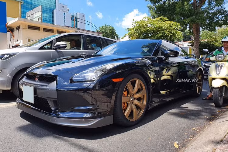 Về thiết kế tổng thể, Nissan GT-R không mềm mại như các mẫu siêu xe của Ferrari nhưng cũng không quá cứng rắn với những đường thẳng cắt nhau như Lamborghini, GT-R là sự pha trộn đầy khéo léo giữa 2 yếu tố đó. Nhìn chung, ngoại hình của Nissan GT-R dễ dàng thu hút các tay mê tốc độ ngay từ cái nhìn đầu tiên