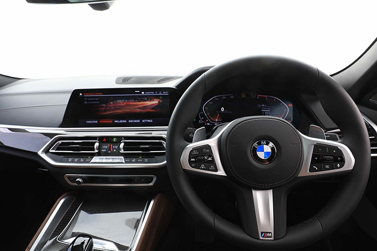 Những trang bị đáng chú ý khác của nội thất bao gồm điều hòa tự động 4 vùng, BMW Live Cockpit Professional với 2 màn hình ở bảng đồng hồ và dành cho hệ thống thông tin giải trí, hệ thống âm thanh Harman Kardon cao cấp, sạc điện thoại không dây cũng như màn hình hiển thị thông tin kính lái.