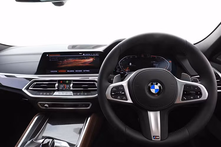 Những trang bị đáng chú ý khác của nội thất bao gồm điều hòa tự động 4 vùng, BMW Live Cockpit Professional với 2 màn hình ở bảng đồng hồ và dành cho hệ thống thông tin giải trí, hệ thống âm thanh Harman Kardon cao cấp, sạc điện thoại không dây cũng như màn hình hiển thị thông tin kính lái.