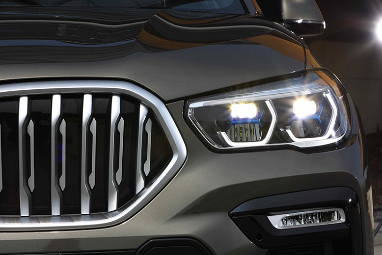 Như vậy, BMW X6 xDrive30d M Drive 2020 tại Thái Lan sử dụng động cơ giống hệt người anh em X5 xDrive30d M Sport. Nhờ đó, BMW X6 xDrive30d M Drive 2020 có thể tăng tốc từ 0-100 km/h trong thời gian chỉ 6,5 giây và đạt vận tốc tối đa 230 km/h. Đặc biệt, xe chỉ tiêu thụ lượng nhiên liệu trung bỉnh 6,9 lít/100 km khá ấn tượng.