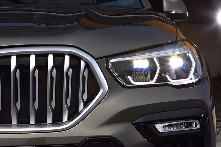 Như vậy, BMW X6 xDrive30d M Drive 2020 tại Thái Lan sử dụng động cơ giống hệt người anh em X5 xDrive30d M Sport. Nhờ đó, BMW X6 xDrive30d M Drive 2020 có thể tăng tốc từ 0-100 km/h trong thời gian chỉ 6,5 giây và đạt vận tốc tối đa 230 km/h. Đặc biệt, xe chỉ tiêu thụ lượng nhiên liệu trung bỉnh 6,9 lít/100 km khá ấn tượng.