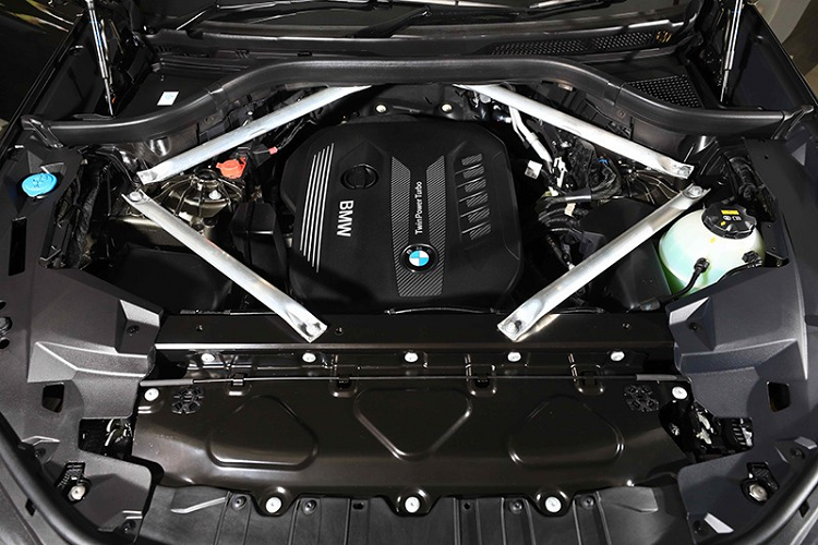 Nằm bên dưới nắp ca-pô của BMW X6 2020 tại Thái Lan là khối động cơ diesel 6 xi-lanh thẳng hàng, tăng áp, dung tích 3.0 lít, tạo ra công suất tối đa 261 mã lực tại tua máy 4.000 vòng/phút và mô-men xoắn cực đại 620 Nm tại dải tua máy từ 2.000 - 2.500 vòng/phút. Sức mạnh được truyền tới cả 4 bánh thông qua hộp số tự động Steptronic 8 cấp.