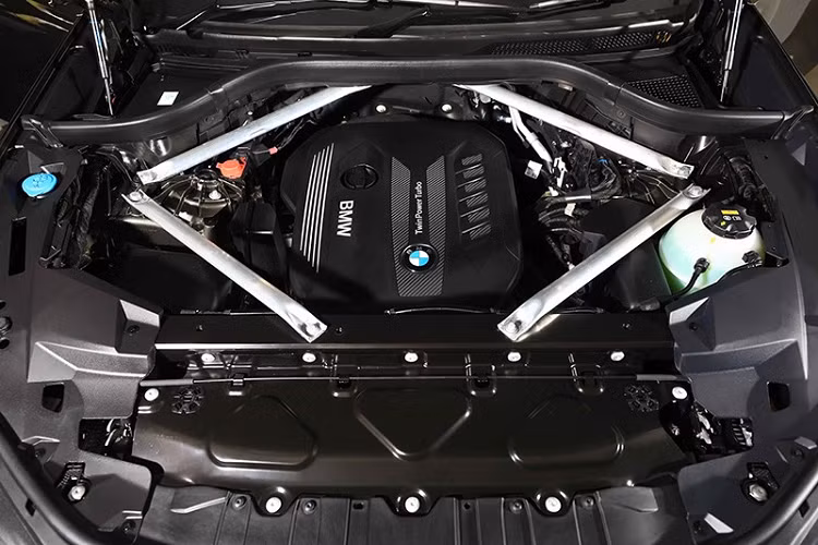 Nằm bên dưới nắp ca-pô của BMW X6 2020 tại Thái Lan là khối động cơ diesel 6 xi-lanh thẳng hàng, tăng áp, dung tích 3.0 lít, tạo ra công suất tối đa 261 mã lực tại tua máy 4.000 vòng/phút và mô-men xoắn cực đại 620 Nm tại dải tua máy từ 2.000 - 2.500 vòng/phút. Sức mạnh được truyền tới cả 4 bánh thông qua hộp số tự động Steptronic 8 cấp.
