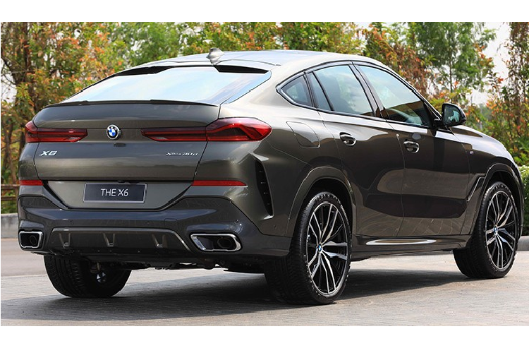 Tại thị trường Thái Lan, BMW X6 2020 mới chỉ có 1 phiên bản duy nhất là xDrive30d M Drive với giá khởi điểm từ 7,299 triệu Baht (khoảng 5,2 tỷ đồng). So với người anh em BMW X5 xDrive30d M Sport có giá 5,659 triệu Baht (4 tỷ đồng) tại Thái Lan, X6 2020 rõ ràng đắt hơn đáng kể.