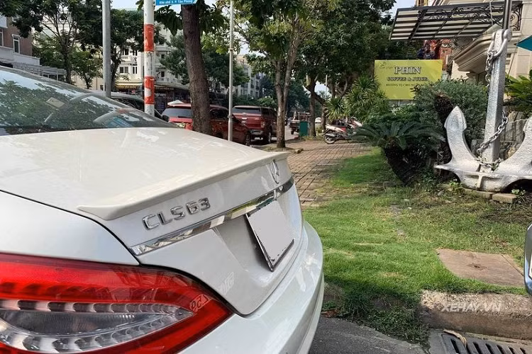 Bên cạnh khối động cơ ngang siêu xe tại thời điểm xe mới ra mắt, Mercedes-AMG CLS 63 đời 2012 còn gây ấn tượng bởi diện mạo hầm hố với logo ngôi sao 3 cánh nằm giữa lưới tản nhiệt, hốc hút gió kéo dài 2 bên sườn xe, ống xả kép 2 bên, cụm đèn pha với 71 bóng LED và dải LED phía dưới, bộ la-zăng AMG hợp kim 5 chấu 19 inch, hệ thống phanh đục lỗ do AMG phát triển, cản sau mạnh mẽ, bộ khuếch tán sau cũng cá tính hơn.