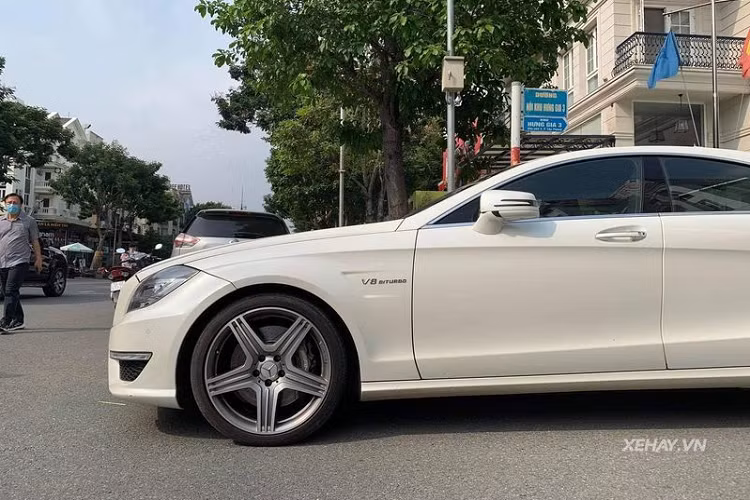 Giá xe Mercedes-AMG CLS 63 tại Việt Nam chưa từng được tiết lộ nhưng theo giới thạo tin, chiếc xe sedan lai coupe hạng sang đầu tiên nhà Mercedes có giá không dưới 7 tỷ đồng.