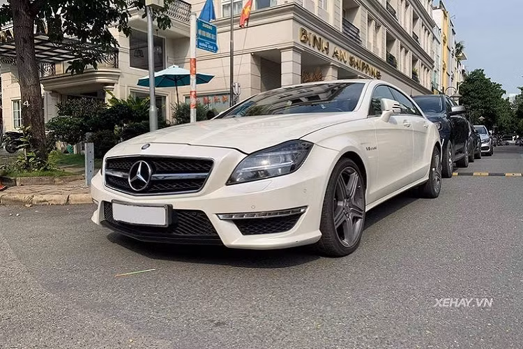 Được sinh ra để cạnh tranh với hai đối thủ đồng hương là Audi A7 Sportback và BMW M6, mẫu xe sang Mercedes-AMG CLS 63 mang trên mình "trái tim" bi-turbo V8 5.5L sản sinh công suất 525 mã lực và mô-men xoắn cực đại 700 Nm, giúp xe chỉ cần 4,4 giây để tăng tốc từ 0 - 100 km/h trước khi cán tốc độ tối đa 250 km/h.