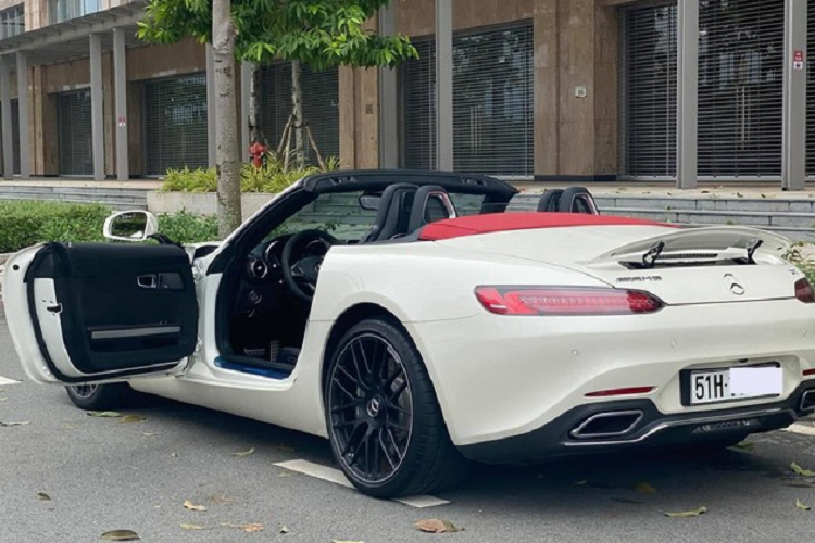 Ngoài bộ áo màu trắng đi kèm mui nỉ màu đỏ, chiếc Mercedes-AMG GT Roadster đầu tiên cập bến Việt Nam còn có các điểm nhấn như la-zăng đa chấu kép sơn đen mờ hay các chi tiết như lưới tản nhiệt, thanh ngang cản va trước/sau và ống xả mạ crôm sáng bóng. Bên trong khoang lái siêu xe này ghế thể thao AMG bọc da Nappa kết hợp với các đường sọc màu đỏ, ngoài ra, 1 số chi tiết còn ốp carbon sáng màu.