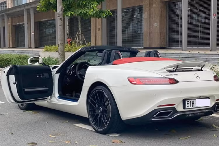 Ngoài bộ áo màu trắng đi kèm mui nỉ màu đỏ, chiếc Mercedes-AMG GT Roadster đầu tiên cập bến Việt Nam còn có các điểm nhấn như la-zăng đa chấu kép sơn đen mờ hay các chi tiết như lưới tản nhiệt, thanh ngang cản va trước/sau và ống xả mạ crôm sáng bóng. Bên trong khoang lái siêu xe này ghế thể thao AMG bọc da Nappa kết hợp với các đường sọc màu đỏ, ngoài ra, 1 số chi tiết còn ốp carbon sáng màu.
