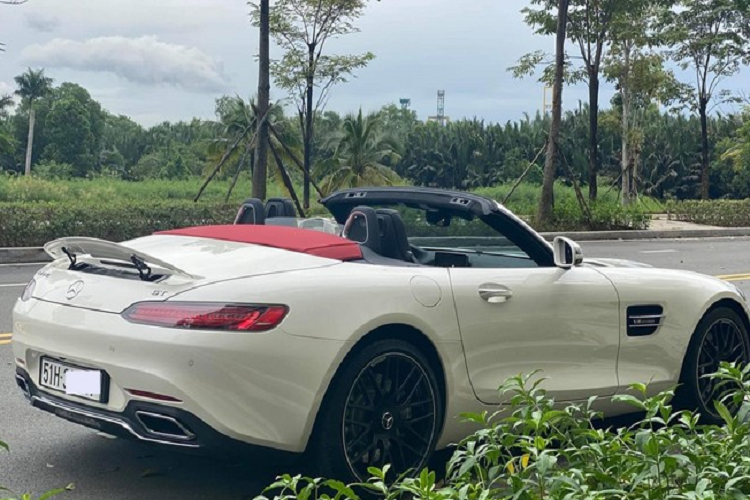 Mercedes-AMG GT Roadster đầu tiên và duy nhất cập bến Việt Nam hiện nay thuộc bản tiêu chuẩn, xe có ngoại thất màu trắng đi kèm mui nỉ màu đỏ rất nổi bật và bắt mắt. Nhiều người lầm tưởng chiếc xe này thuộc bản GT C bởi theo cách gọi của hãng, chữ C thường liên tưởng đến từ Convertible, nhưng thực tế, phiên bản mui trần của Mercedes-AMG GT có đến 2 biến thể là GT Roadster nằm bản tiêu chuẩn còn GT C là bản hiệu suất cao hơn.