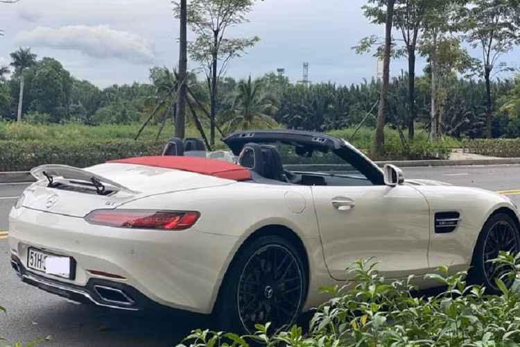 Mercedes-AMG GT Roadster đầu tiên và duy nhất cập bến Việt Nam hiện nay thuộc bản tiêu chuẩn, xe có ngoại thất màu trắng đi kèm mui nỉ màu đỏ rất nổi bật và bắt mắt. Nhiều người lầm tưởng chiếc xe này thuộc bản GT C bởi theo cách gọi của hãng, chữ C thường liên tưởng đến từ Convertible, nhưng thực tế, phiên bản mui trần của Mercedes-AMG GT có đến 2 biến thể là GT Roadster nằm bản tiêu chuẩn còn GT C là bản hiệu suất cao hơn.