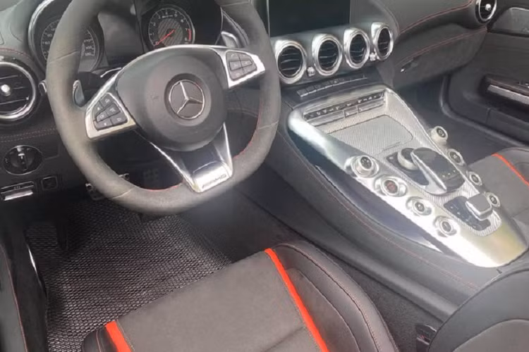 Mui nỉ của Mercedes-AMG GT Roadster có cấu trúc nâng hạ 3 lớp, được làm từ sự kết hợp giữa ma-giê, thép và nhôm để giảm trọng lượng. Nhờ đó, Mercedes-AMG GT Roadster chỉ nặng 1.595 kg trong khi GTC Roadster có trọng lượng 1.660 kg.