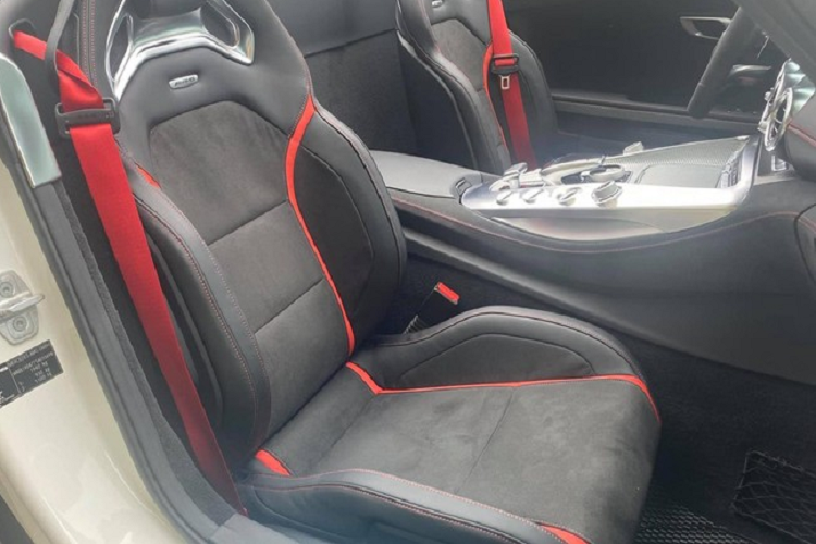 Mercedes-AMG GT Roadster được trang bị động cơ V8, tăng áp kép, dung tích 4.0 lít do AMG chế tạo. Chưa hết, Mercedes-AMG GT Roadster còn mượn hệ thống kiểm soát không khí thích ứng từ đàn anh Mercedes-AMG GT R .