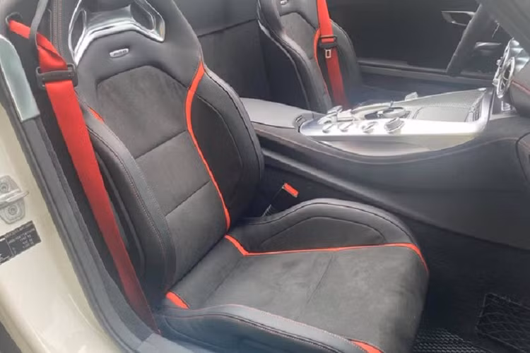 Mercedes-AMG GT Roadster được trang bị động cơ V8, tăng áp kép, dung tích 4.0 lít do AMG chế tạo. Chưa hết, Mercedes-AMG GT Roadster còn mượn hệ thống kiểm soát không khí thích ứng từ đàn anh Mercedes-AMG GT R .