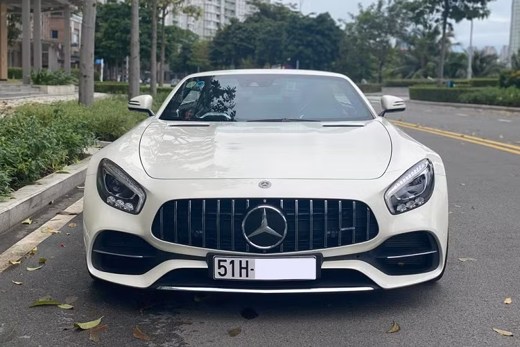 Sau khi được vận chuyển từ Hà Nội vào TP HCM, chiếc Mercedes-AMG GT Roadster hàng độc có một không hai tại Việt Nam đã được chủ nhân hiện tại cho đăng ký biển số Sài thành để tiện cho việc tìm kiếm chủ nhân của xe. Hiện chưa rõ mức giá thách cưới dành cho chiếc xe thể thao hạng sang Mercedes-AMG GT Roadster này, nhưng với việc chỉ có duy nhất một chiếc được mang về Việt Nam cho đến nay, rất có thể, chiếc xe này sẽ sớm tìm thấy người mua mới.