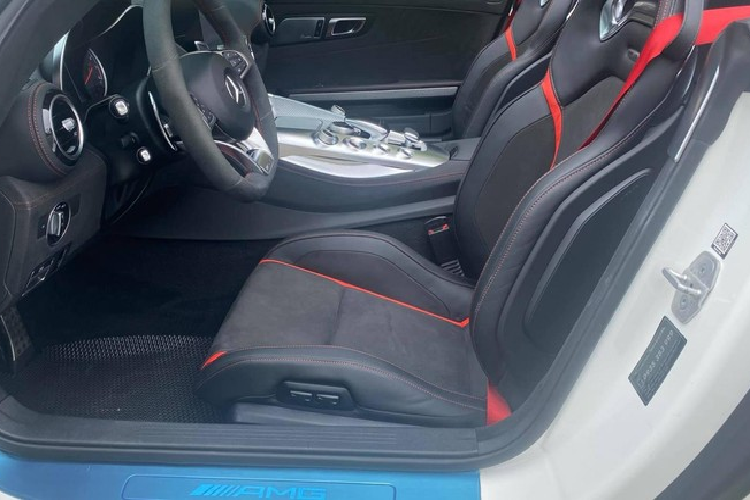 Ở phiên bản mui trần, Mercedes-AMG GT Roadster không chỉ đơn giản là cắt đi phần mui cứng của bản Coupe và trang bị thêm mui xếp điện, ngoại hình của siêu xe này cũng được thay đổi thiết kế. Phần đầu xe nắp capô kéo dài và có lưới tản nhiệt với 15 thanh dọc, cản va trước và hốc gió cũng được thiết kế lại. Đuôi xe tích hợp thêm 2 hốc gió nhằm tăng tính khí động học cho xe.