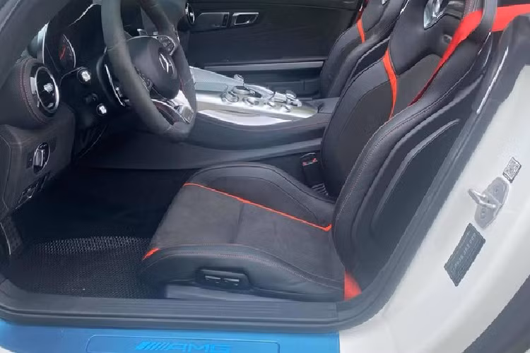 Ở phiên bản mui trần, Mercedes-AMG GT Roadster không chỉ đơn giản là cắt đi phần mui cứng của bản Coupe và trang bị thêm mui xếp điện, ngoại hình của siêu xe này cũng được thay đổi thiết kế. Phần đầu xe nắp capô kéo dài và có lưới tản nhiệt với 15 thanh dọc, cản va trước và hốc gió cũng được thiết kế lại. Đuôi xe tích hợp thêm 2 hốc gió nhằm tăng tính khí động học cho xe.