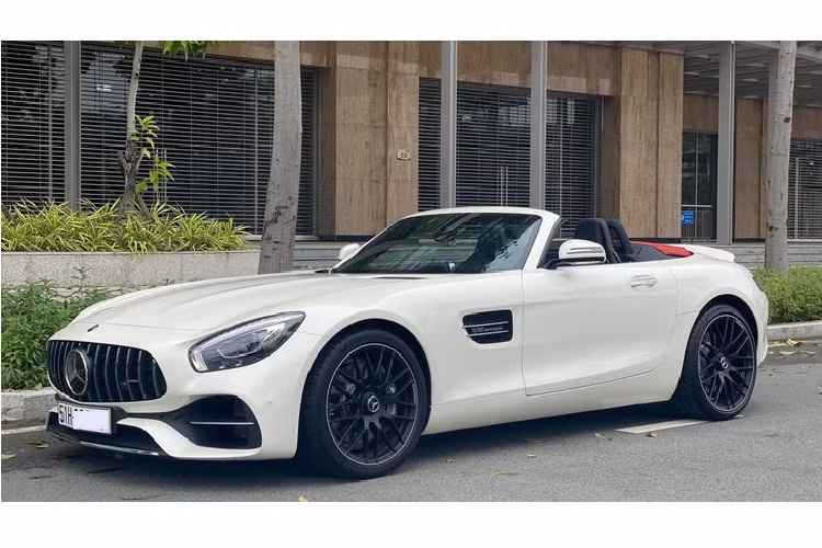 Được biết, chiếc xe thể thao Mercedes-AMG GT Roadster mui trần có một không hai tại Việt Nam hiện đang nằm chung nhà với hàng loạt siêu xe đình đám không kém như Ferrari California T, Ferrari F12 Berlinetta, Ferrari 430 Spider, Ferrari 488 GTB, Lamborghini Gallardo, McLaren 570S hay cặp đôi xe siêu sang là Bentley Flying Spur cùng Maybach 57S với màu nâu nhạt độc nhất Việt Nam.