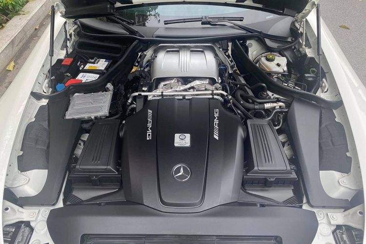 Mercedes-AMG GT Roadster sử dụng động cơ V8, tăng áp kép, dung tích 4.0 lít. Động cơ kết hợp với một hộp số duy nhất là loại tự động ly hợp kép 7 cấp. Mercedes-AMG GT Roadster chỉ cần thời gian 4 giây để tăng tốc từ vị trí đứng yên lên tốc độ 100 km/h. Vận tốc tối đa của Mercedes-AMG GT Roadster bản thường dừng ở mức 301 km/h.