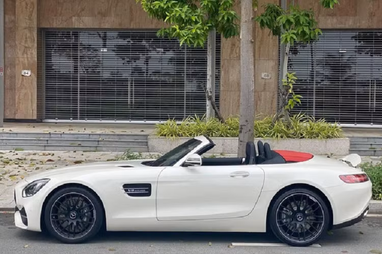 Dòng xe thể thao hạng sang tiệm cận siêu xe như Mercedes-AMG GT tại Việt Nam đã có biến thể GT S, GT S Editon One, GT R và cuối cùng là Mercedes-AMG GT Roadster. Trong đó, hai phiên bản là Mercedes-AMG GT R và Mercedes-AMG GT mui trần chỉ có duy nhất một chiếc tại Việt Nam.
