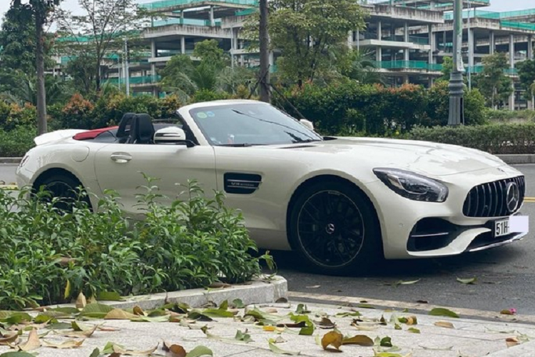 Hiện chưa rõ mức giá xe Mercedes-AMG GT Roadster độc nhất Việt Nam của doanh nhân tại Sài thành mua lại từ Hà Nội bao nhiêu, chỉ biết rằng, lúc mới về nước, Mercedes-AMG GT Roadster có giá bán chính hãng tại Việt Nam khoảng 10,4 tỷ đồng.