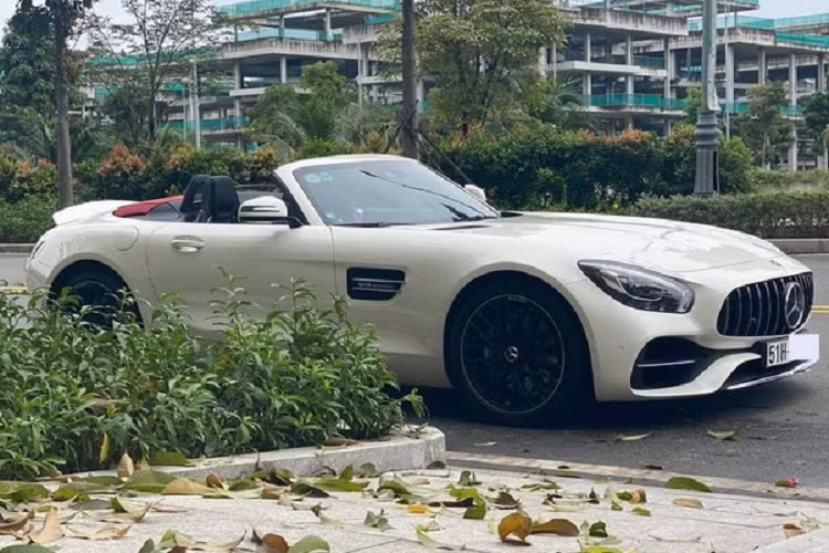 Hiện chưa rõ mức giá xe Mercedes-AMG GT Roadster độc nhất Việt Nam của doanh nhân tại Sài thành mua lại từ Hà Nội bao nhiêu, chỉ biết rằng, lúc mới về nước, Mercedes-AMG GT Roadster có giá bán chính hãng tại Việt Nam khoảng 10,4 tỷ đồng.