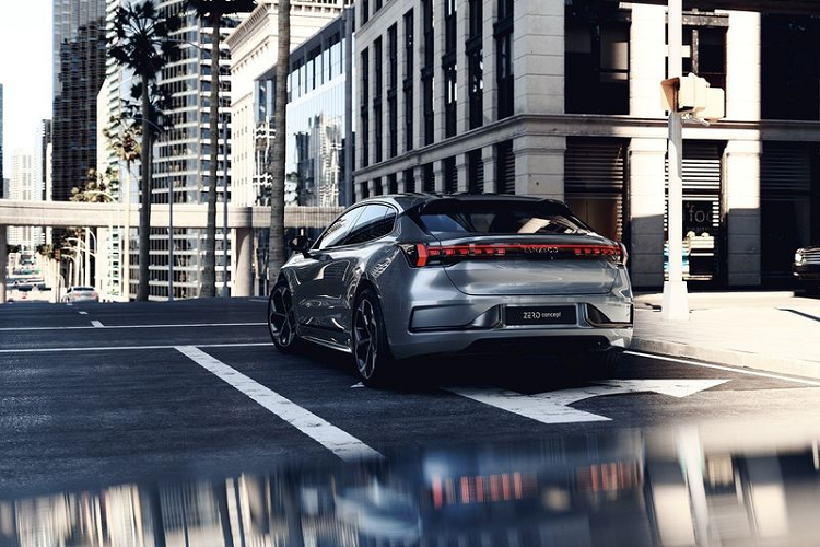 Tuy nhiên, Lynk &amp; Co Zero đã được cải tiến tính khí động học nhờ lưới tản nhiệt kín hoàn toàn, tay nắm cửa chìm vào cửa và các bộ cản trước / sau tinh chỉnh. Ngoài ra, có thể thấy thân xe được sắp xếp rất hợp lý, các mâm xe cũng được thiết kế để tối ưu hóa khí động học, và Zero còn có những cửa kính vô cùng phong cách.