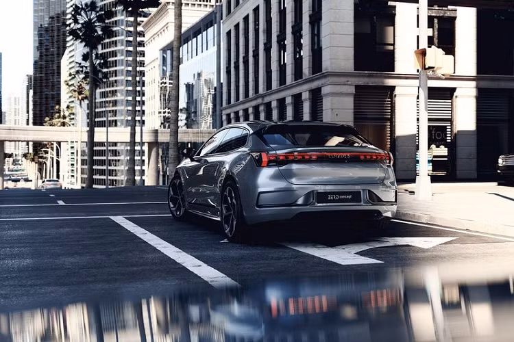 Tuy nhiên, Lynk &amp; Co Zero đã được cải tiến tính khí động học nhờ lưới tản nhiệt kín hoàn toàn, tay nắm cửa chìm vào cửa và các bộ cản trước / sau tinh chỉnh. Ngoài ra, có thể thấy thân xe được sắp xếp rất hợp lý, các mâm xe cũng được thiết kế để tối ưu hóa khí động học, và Zero còn có những cửa kính vô cùng phong cách.