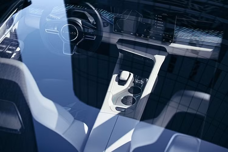 Trái ngược với ngoại thất, nội thất của Lynk &amp; Co Zero là hoàn toàn mới, không hề giống với Lynk &amp; Co 03. Không gian hiện đại của Zero hiện lên với vô lăng đáy phẳng thể thao, hệ thống thông tin giải trí qua màn hình cỡ lớn, bảng điều khiển trung tâm độc đáo, các bề mặt bọc da...