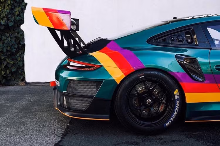 Chính vì là một chiếc xe dành cho đường đua nên 911 GT3 RS Clubsport sở hữu những chi tiết khác biệt như ngoại thất với phần cánh gió cao, cản sau được thiết kế lại cũng như phần cản trước được trang bị thêm một số chi tiết như cánh lướt gió, mui xe phía trước có lỗ thông hơi và một số tiện ích bổ sung khí động học.