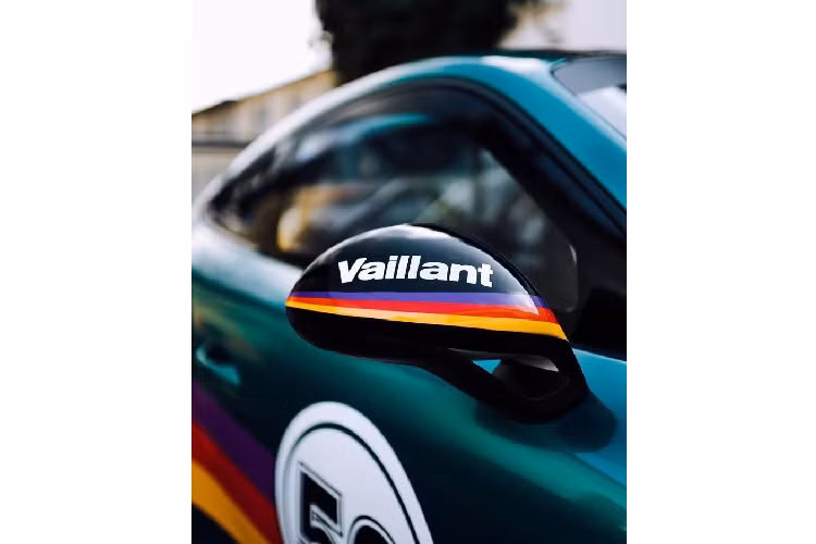 Những biến thể Porsche mang tên “Clubsport” trong tên gọi đều là phiên bản xe được tối ưu dành riêng cho việc chạy trong các trường đua và không đủ tiêu chuẩn để vận hành hợp pháp ngoài đường phố. Hơn nữa, những chiếc xe này được tạo ra để đua trong những sự kiện “Clubsport Event” do Porsche tổ chức.