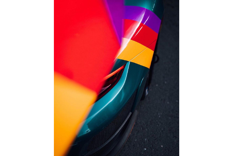 Khoang nội thất của xe cũng được tối giản một các tối đa tương tự những chiếc xe đua thường thấy chỉ với một chỗ ngồi. Chiếc xe vẫn giữ trên mình hình dạng bảng điều khiển cơ bản của 911 nhưng với vô lăng đua, ghế đua Recaro. Trên bảng điều khiển trung tâm là những nút chế độ như hệ thống kiểm soát lực kéo. Ngoài ra xe còn được trang bị khung chống lật cùng hệ thống điều hòa không khí.