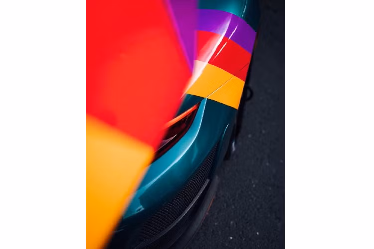 Khoang nội thất của xe cũng được tối giản một các tối đa tương tự những chiếc xe đua thường thấy chỉ với một chỗ ngồi. Chiếc xe vẫn giữ trên mình hình dạng bảng điều khiển cơ bản của 911 nhưng với vô lăng đua, ghế đua Recaro. Trên bảng điều khiển trung tâm là những nút chế độ như hệ thống kiểm soát lực kéo. Ngoài ra xe còn được trang bị khung chống lật cùng hệ thống điều hòa không khí.