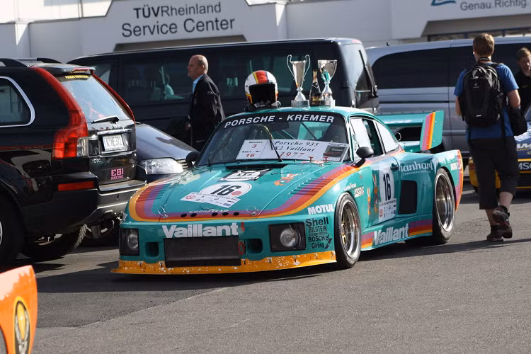 Xe cũng sở hữu nhiều trang bị đường đua như thùng xăng FT-3 dung tích 115 lít, khung chống lật được hàn dính, ghế đua với đại an toàn 6 chấu, cửa thoát hiểm trên nóc và hệ thống dập lửa. Giá xe Porsche GT2 RS Clubsport được xuất xưởng bán ra từ 405,000 Đô với số lượng giới hạn.