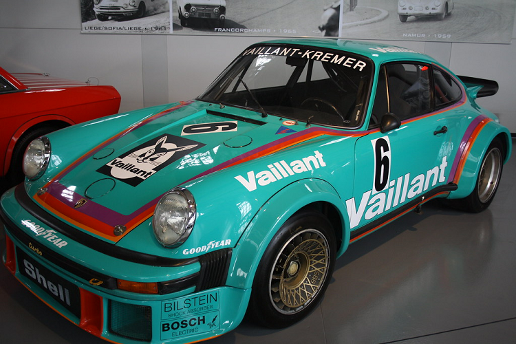 Với số lương sản xuất chỉ 200 chiếc, những chiếc 911 GT2 RS Clubsport trở nên rất hiếm có để có thể sở hữu. Hơn nữa, để bắt gặp một chiếc GT2 RS Clubsport với những màu sắc “độc đáo” lại càng khó khăn hơn. Gần đây, một chiếc 911 GT2 RS Clubsport mang trên mình màu áo xe đua huyền thoại Vaillant đã được lộ diện.