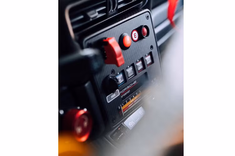 Nhiều tấm thân xe được làm từ nhựa gia cố sợi carbon. Đặc biệt, mui xe cũng được chế tạo từ vật liệu sợi carbon và có thể tháo rời trong trường hợp xảy ra tai nạn.