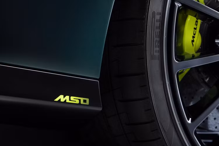 Nhìn từ bên ngoài, bạn ngay lập tức có thể nhận thấy sự tinh tế trong cách chuyển màu từ sáng sang tối từ Verdant by MSO trên McLaren GT, một tổng thể liền mạch và dường như không hề có điểm nối.