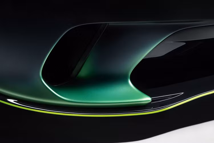 Các đường kẻ vẽ thủ công tạo điểm nhấn khác còn xuất hiện với màu Xanh Lá Napier (trên body và bộ chia trước, các kẹp phanh MSO Bespoke màu Xanh Lá Napier và Gói sơn đen MSO, tạo hiệu ứng màu đen bóng trên bộ vành, viền cửa sổ và hệ thống ống xả.