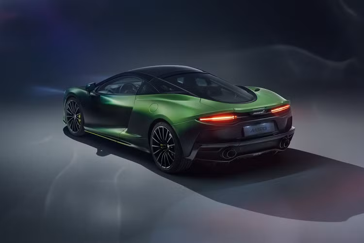 Cụ thể hơn, phần body này bao gồm 3 sắc thái khác nhau của màu xanh satin theo trình tự: Xanh Lá Horsell, màu Arbor và Xanh Lá Steppe. Để hoàn thiện sản phẩm này, các kỹ sư của MSO đã kỳ công làm việc trong vòng 430 giờ, tuân thủ các điều kiện khắt khe nhất.