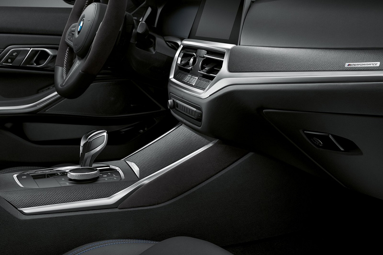 Về an toàn, 4-Series có các tính năng, trang bị như 6 túi khí, cảnh báo lệch làn đường, cảnh báo điểm mù, cảnh báo phương tiện cắt ngang phía sau, kiểm soát hành trình thích ứng...