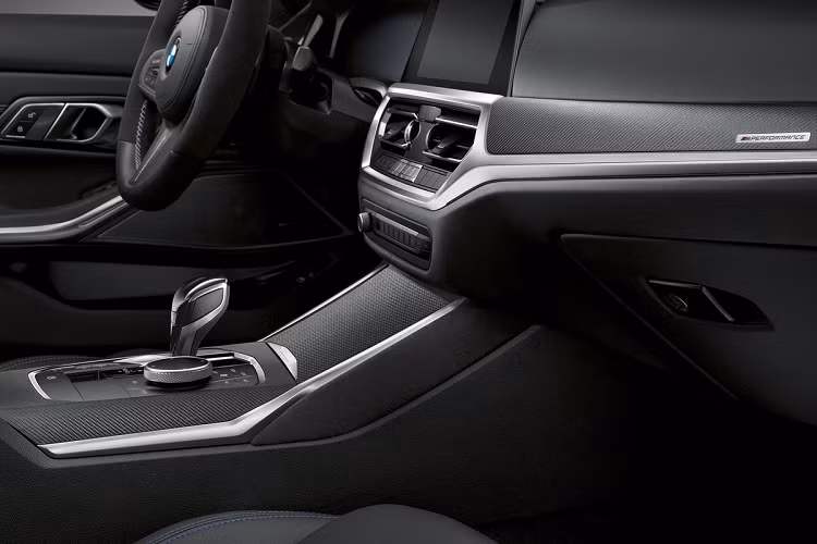 Về an toàn, 4-Series có các tính năng, trang bị như 6 túi khí, cảnh báo lệch làn đường, cảnh báo điểm mù, cảnh báo phương tiện cắt ngang phía sau, kiểm soát hành trình thích ứng...