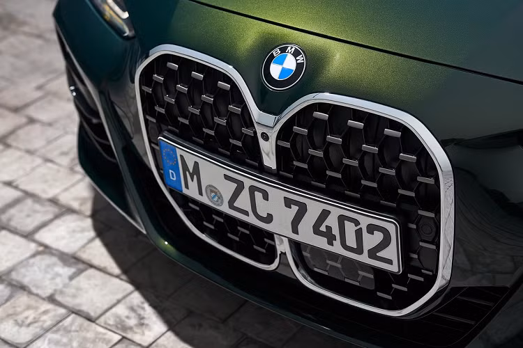 BMW 4-Series 2021 là thế hệ thứ 2 của dòng xe thể thao này. 4-Series Convertible mang mã G23 trong khi bản Coupe có mã là G22. Ở thế hệ mới, 4-Series sở hữu diện mạo hoàn toàn khác biệt. Nổi bật nhất là lưới tản nhiệt hình quả thận cỡ lớn, chiếm phần lớn diện tích đầu xe. Ở thời điểm ra mắt, lưới tản nhiệt của 4-Series không được nhiều sự ủng hộ.