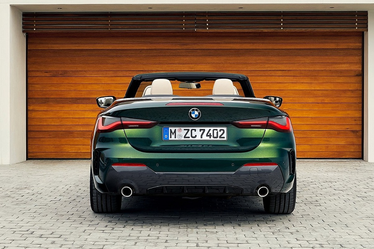 Giá xe BMW 430i Convertible 2021 từ 82.100 USD (khoảng 1,9 tỷ đồng), xe cũng sử dụng động cơ tương tự 420i nhưng được hiệu chỉnh để cho ra sức mạnh lớn hơn. Phiên bản này sản sinh công suất 255 mã lực và mô-men xoắn 400 Nm. Sức mạnh này giúp chiếc xe mui trần tăng tốc 0-100 km/h trong 6,2 giây (bản 420i mất 8,2 giây).